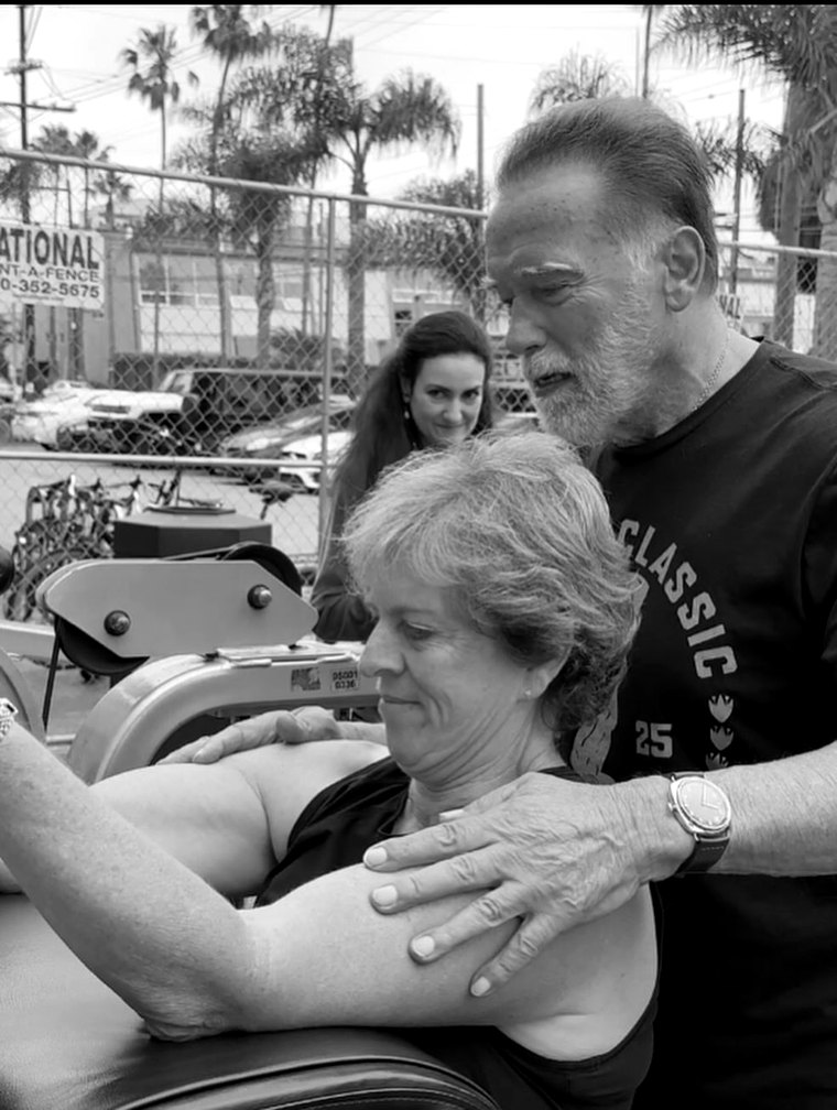Arnold coaching a Pump Club member at Venice Beach